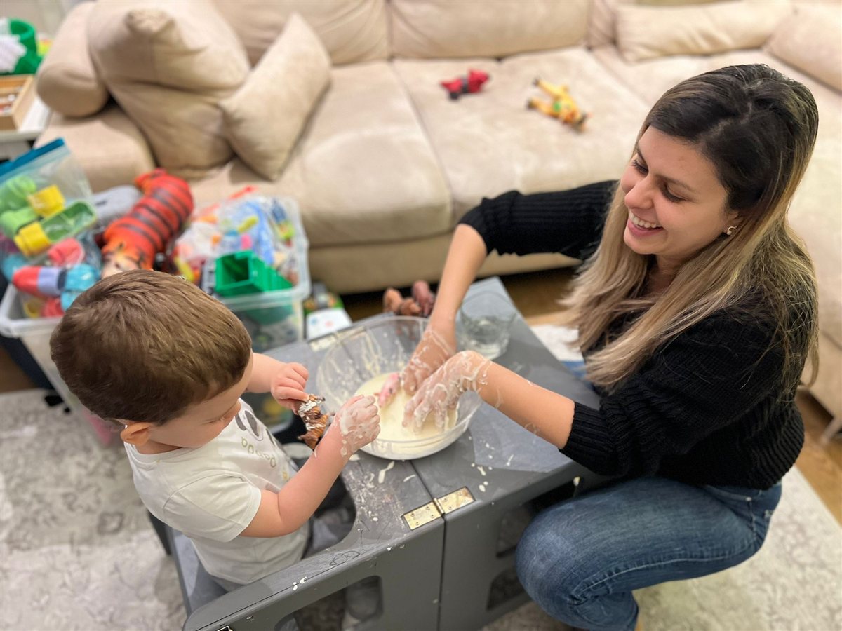 Tamara radi aktivnost sa detetom