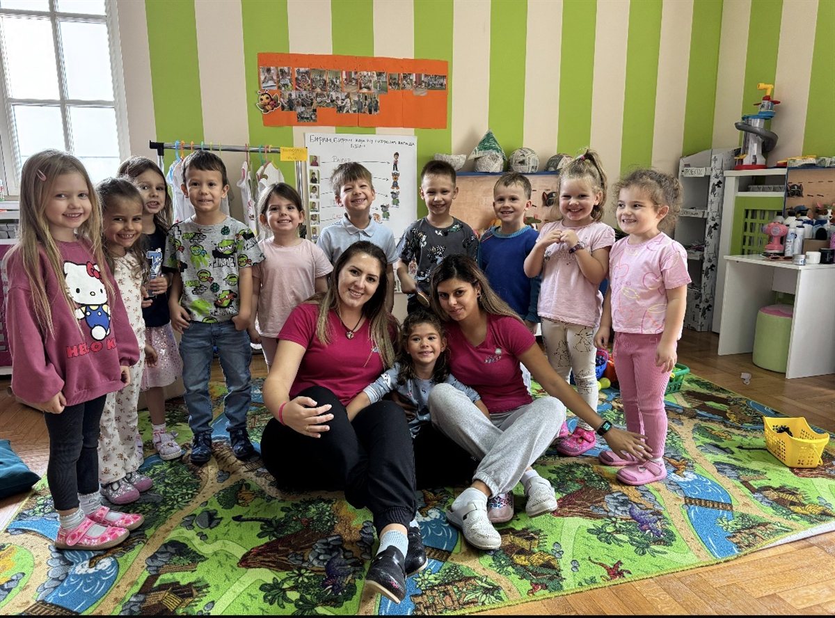 Tamara sa celom grupom dece u vrtiću