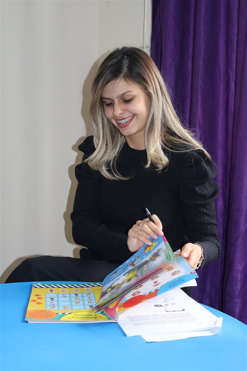 Tamara sa edukativnim materijalom